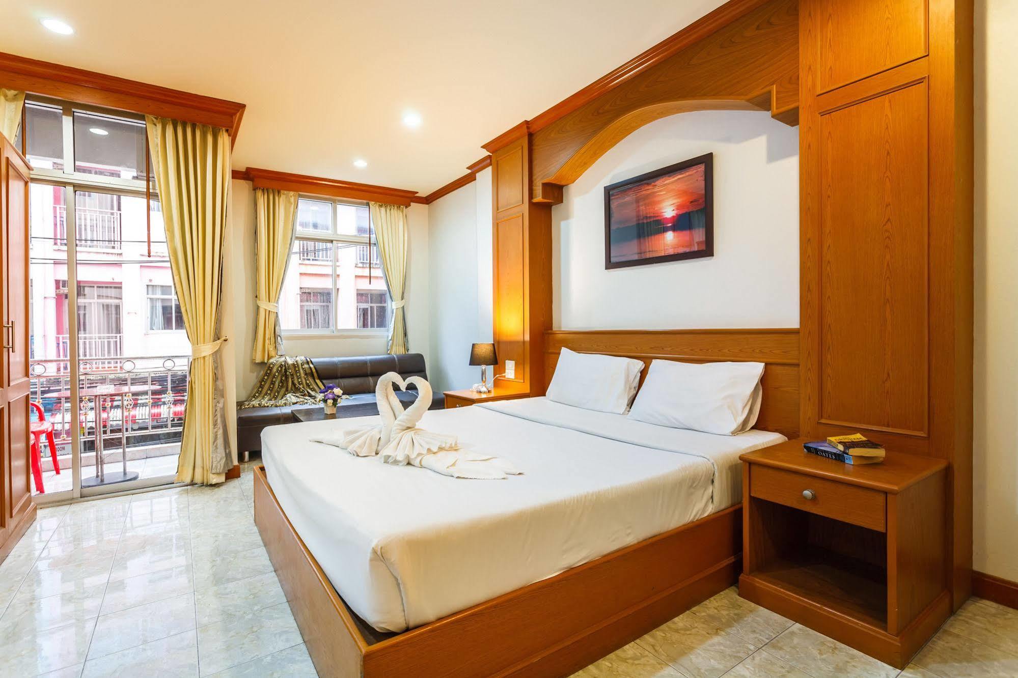 Oyo 739 Presley Guesthouse Phuket Patong Bagian luar foto